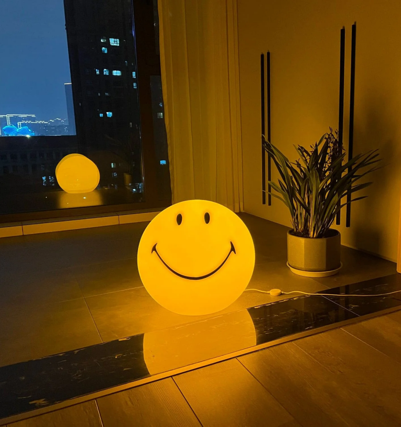 Smiling Table Lamp - Yiarolight