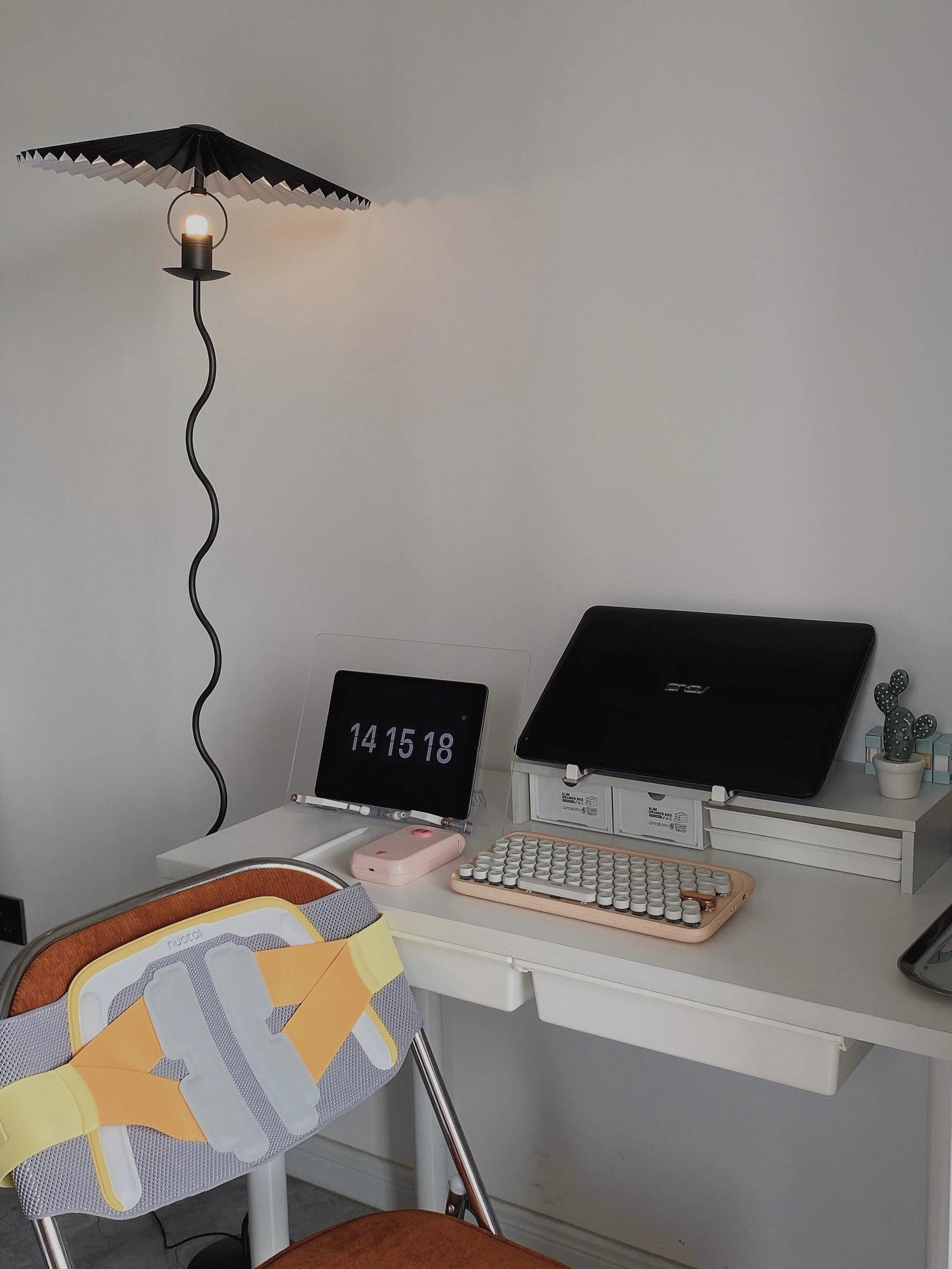 Squiggle Floor Lamp - Yiarolight
