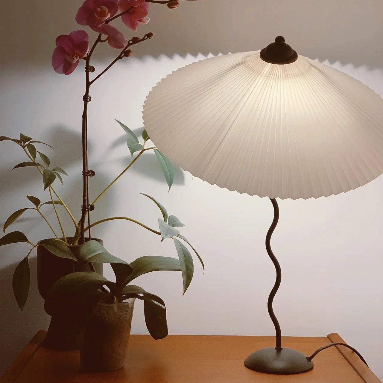 Squiggle Table Lamp - Yiarolight