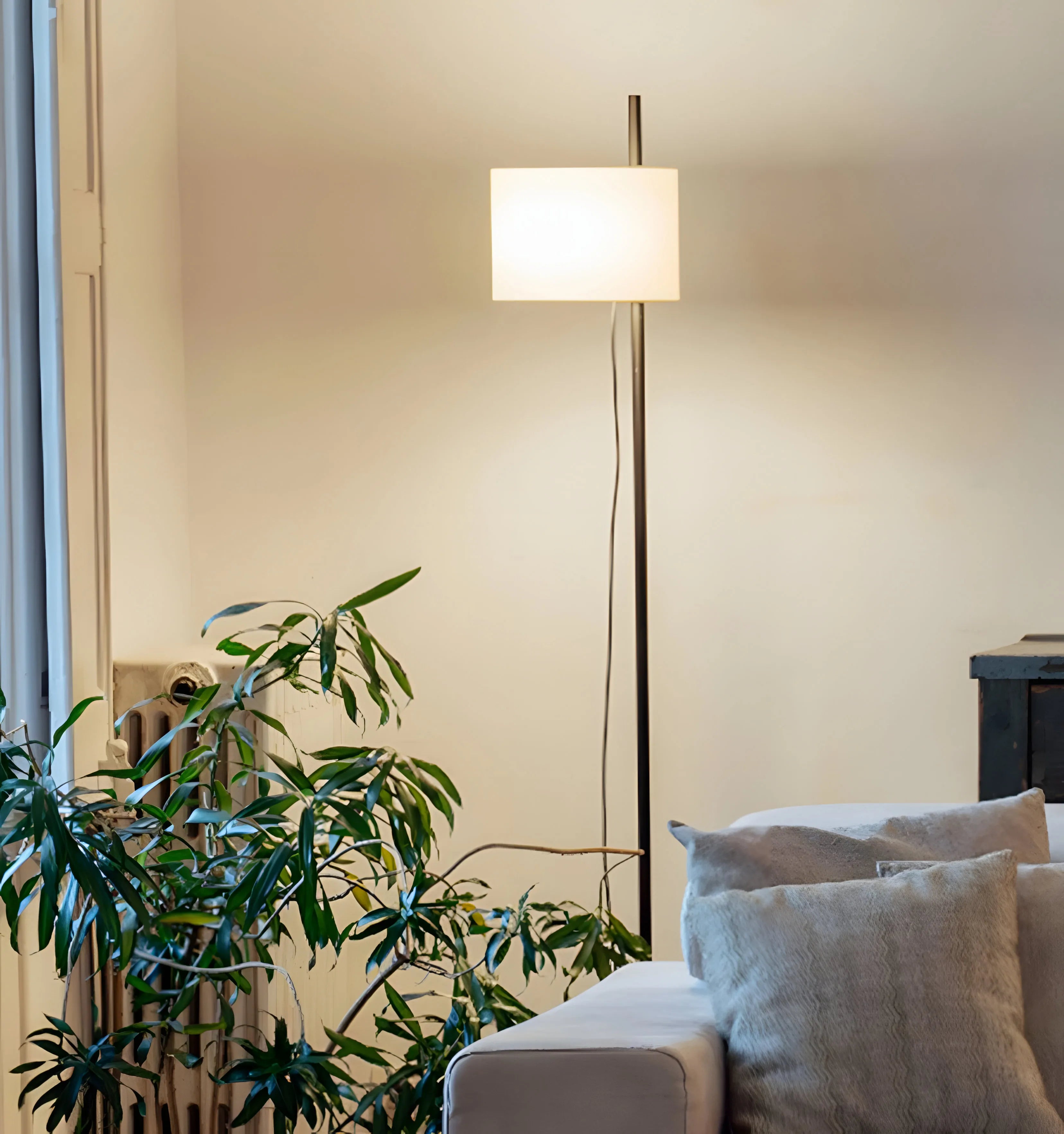 Svelte Silhouette Floor Lamp - Yiarolight