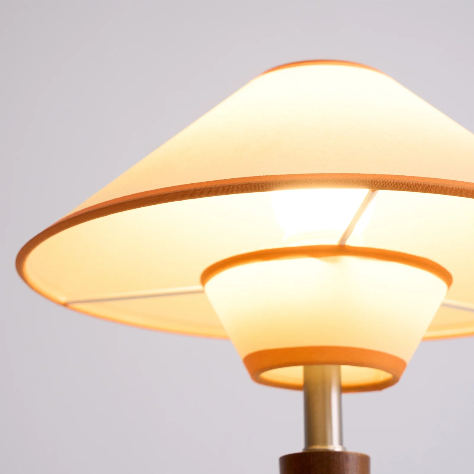 Talonwood Table Lamp - Yiarolight