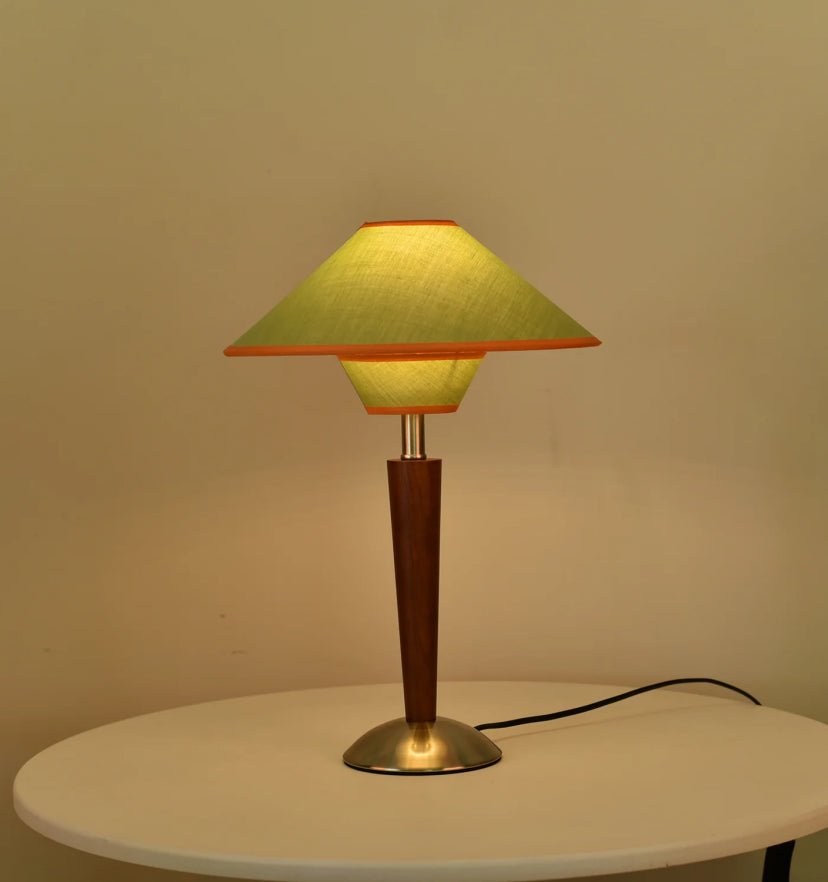 Talonwood Table Lamp - Yiarolight
