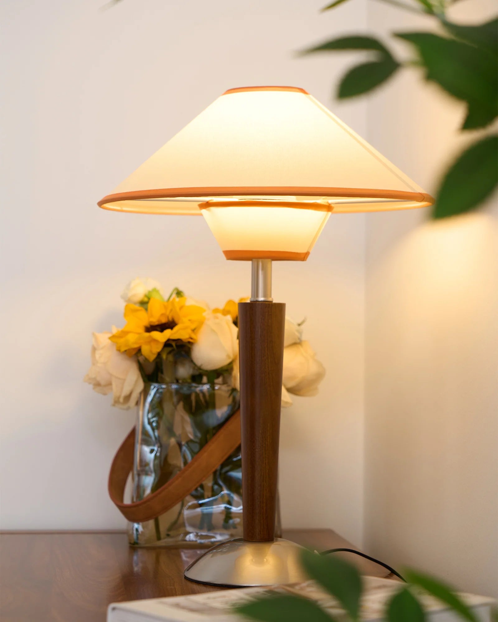 Talonwood Table Lamp - Yiarolight