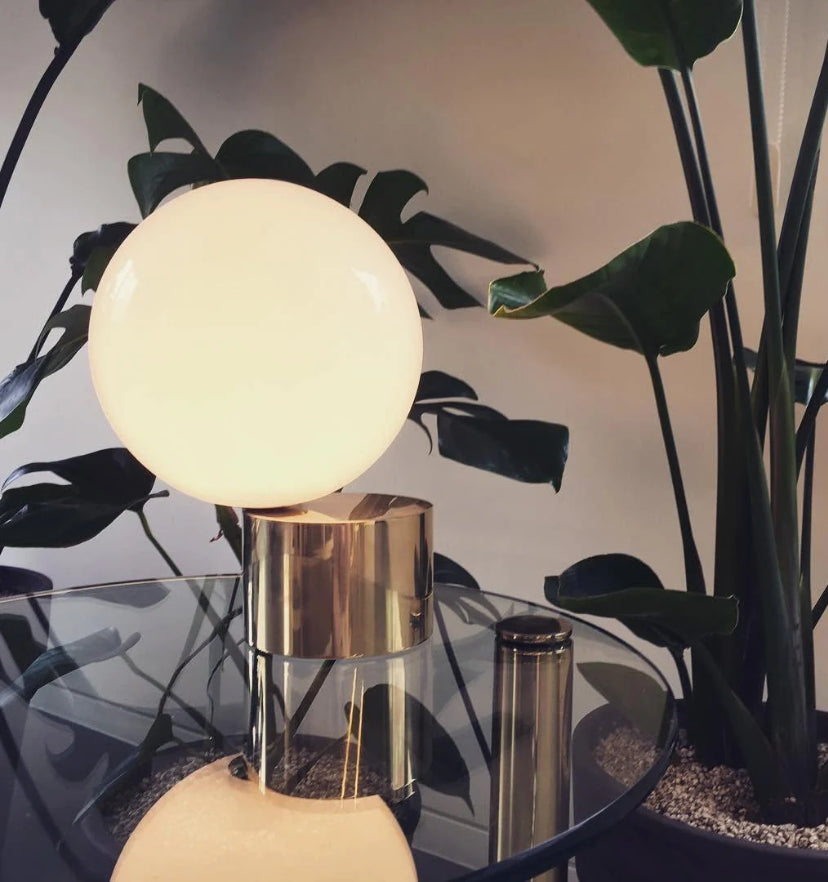 Tip of The Tongue Table Lamp - Yiarolight
