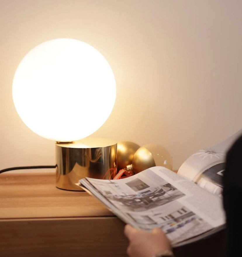 Tip of The Tongue Table Lamp - Yiarolight