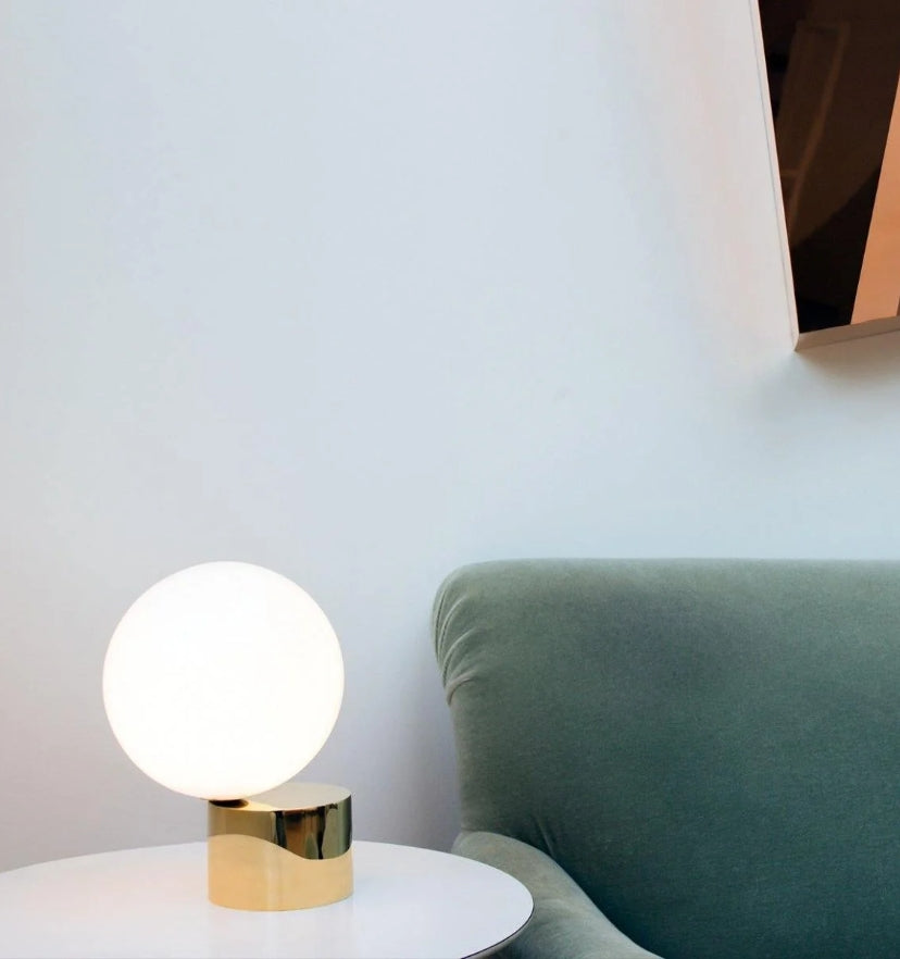 Tip of The Tongue Table Lamp - Yiarolight