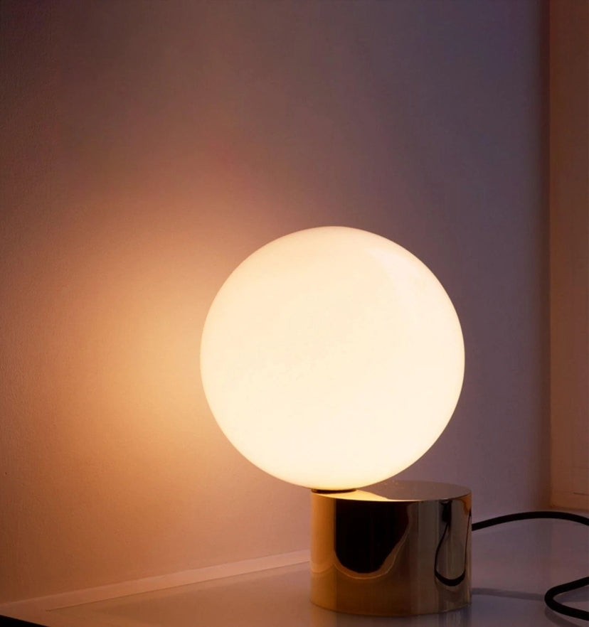 Tip of The Tongue Table Lamp - Yiarolight